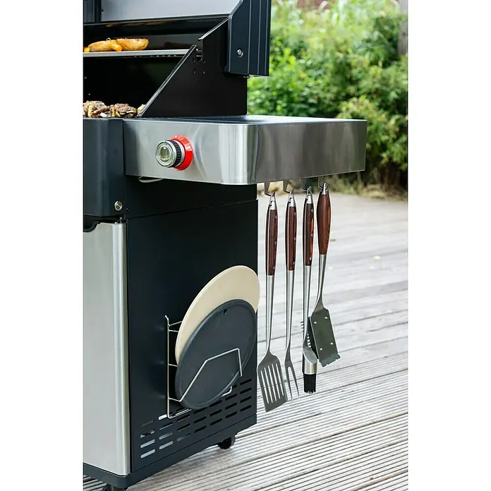Edelheiss Gasgrill Exzellenz 1.3 - Grillfläche (B x T): 59 x 45,5 cm, 12,6 kW, Anzahl Brenner: 3 Stk. - Nahaufnahme eines Grills mit Grillutensilien.