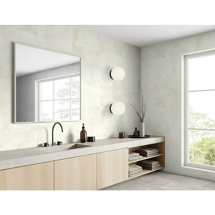 Wandfliese Casa - 29,7 x 59,7 cm, Beige, Matt - Ein helles Badezimmer mit einem großen Spiegel über einem Waschtisch, das Tageslicht durch ein Fenster hereinlässt und eine entspannende Atmosphäre schafft.