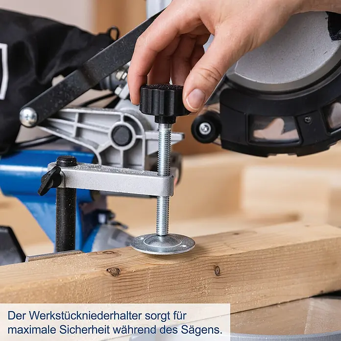 Scheppach Kappzugsäge HM216 - Durchmesser Sägeblatt: 216 mm, Leerlaufdrehzahl: 4.700 U/min, 2. Sägeblatt - Der Werkstückniederhalter für eine sichere und präzise Fixierung des Werkstücks während des Sägens.
