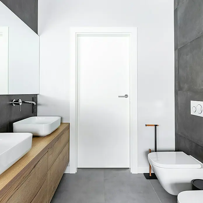 Diamond Doors Zimmertürgarnitur L-Form Premium Smart2Lock linksStärke Tür: 38 mm - 45 mm, Edelstahl, Edelstahl, L-Form, Links - Aufnahme eines modernen Badezimmers mit einer eleganten, weißen Tür und passendem Türgriff. Das helle Design betont die schlichte Ästhetik des Raumes.