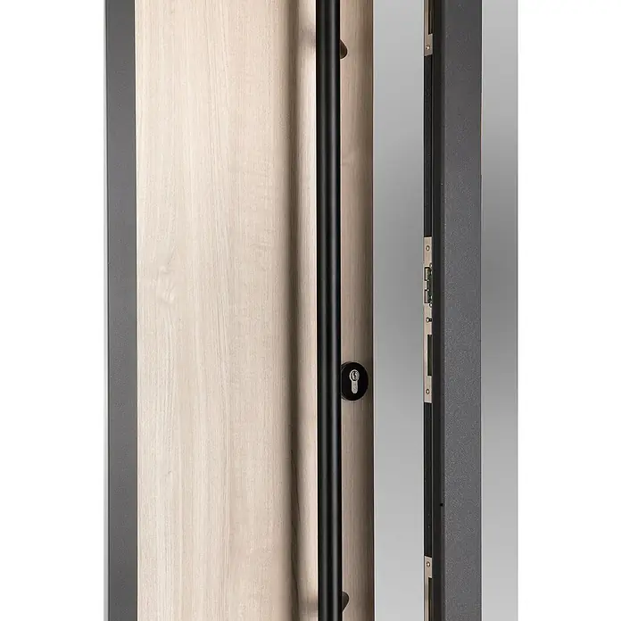 Splendoor Haustür Thermodoor PLUS SP70 Black Nature - 100 cm x 210 mm, DIN Anschlag: Rechts, Weißeiche/Tiefschwarz - Nahaufnahme einer modernen Tür mit einem langen, schlanken, schwarzen Griff und einem Schlüsselloch, das Design und Funktion vereint.