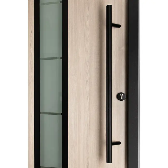 Splendoor Haustür Thermodoor PLUS SP70 Black Nature - 100 cm x 210 mm, DIN Anschlag: Rechts, Weißeiche/Tiefschwarz - Nahaufnahme einer modernen Haustür mit langem, schwarzem Griff und einem minimalistischen Schloss, das Design und Funktionalität vereint.