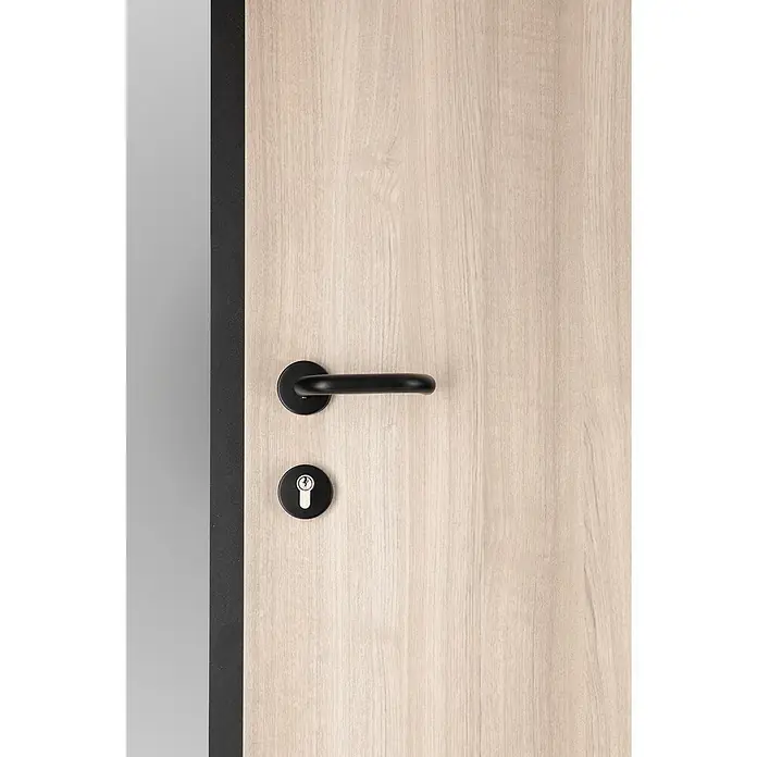 Splendoor Haustür Thermodoor PLUS SP70 Black Nature - 100 cm x 210 mm, DIN Anschlag: Rechts, Weißeiche/Tiefschwarz - Nahaufnahme einer Tür mit modernem, schwarzem Türgriff und Schlüsselloch vor einem hellen Holzhintergrund.