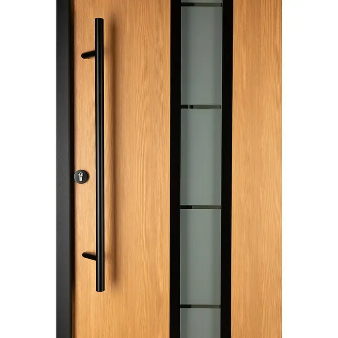 Splendoor Haustür Thermodoor PLUS SP70 Black Nature - 110 cm x 210 mm, DIN Anschlag: Links, Bergkiefer/Tiefschwarz - Moderne Haustür mit einem langen, schwarzen Griff und einem schmalen Fenster mit matten Glaseinsätzen. Die Tür hat eine helle Holzoptik.