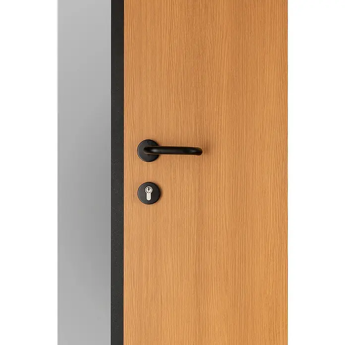 Splendoor Haustür Thermodoor PLUS SP70 Black Nature - 100 cm x 210 mm, DIN Anschlag: Rechts, Bergkiefer/Tiefschwarz - Nahaufnahme einer Holztür mit einem eleganten schwarzen Türgriff und Schloss. Die Tür hat eine schöne Holzmaserung und eine moderne Ausstrahlung.