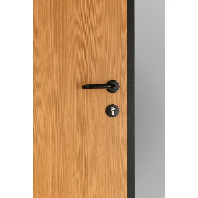 Splendoor Haustür Thermodoor PLUS SP70 Black Nature - 110 cm x 210 mm, DIN Anschlag: Links, Bergkiefer/Tiefschwarz - Nahaufnahme einer Holztür mit einem modernen schwarzen Türgriff und Schloss. Die Tür hat eine feine Holzstruktur.