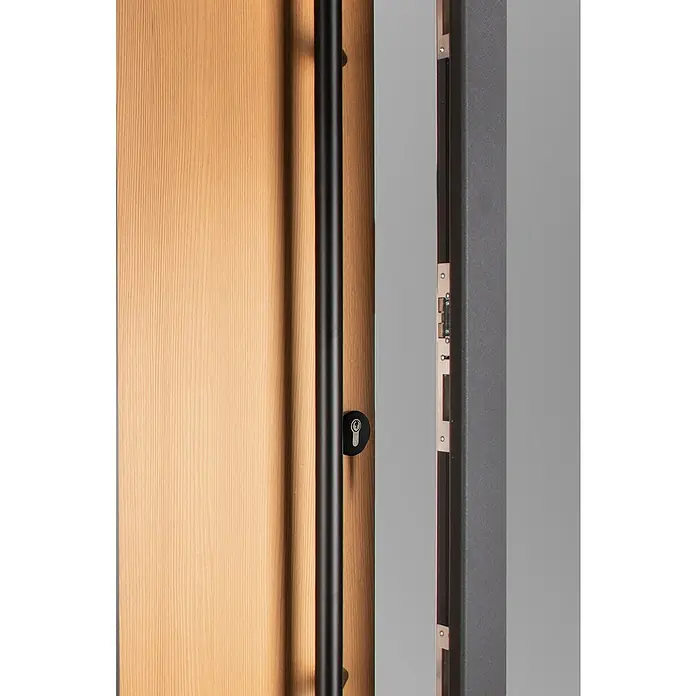 Splendoor Haustür Thermodoor PLUS SP70 Black Nature - 110 cm x 210 mm, DIN Anschlag: Rechts, Bergkiefer/Tiefschwarz - Nahaufnahme einer modernen Haustür mit Holzoberfläche, schwarzem Griff und integriertem Schloss, die Sicherheit und Stil vereint.