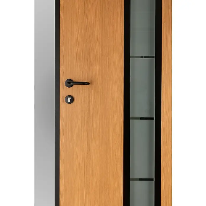 Splendoor Haustür Thermodoor PLUS SP70 Black Nature - 100 cm x 210 mm, DIN Anschlag: Rechts, Bergkiefer/Tiefschwarz - Nahaufnahme einer Holztür mit schwarzem Griff und Schlüsselloch, daneben ein Glaselement mit schwarzen Rahmen.