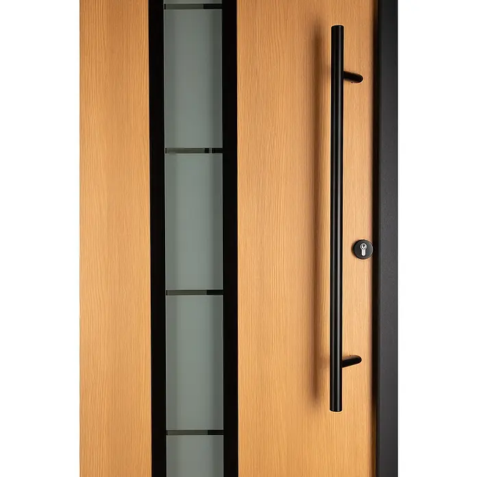 Splendoor Haustür Thermodoor PLUS SP70 Black Nature - 100 cm x 210 mm, DIN Anschlag: Rechts, Bergkiefer/Tiefschwarz - Nahaufnahme einer modernen Haustür mit einem langen, vertikalen schwarzen Griff und einem schmalen Fenstersegment.