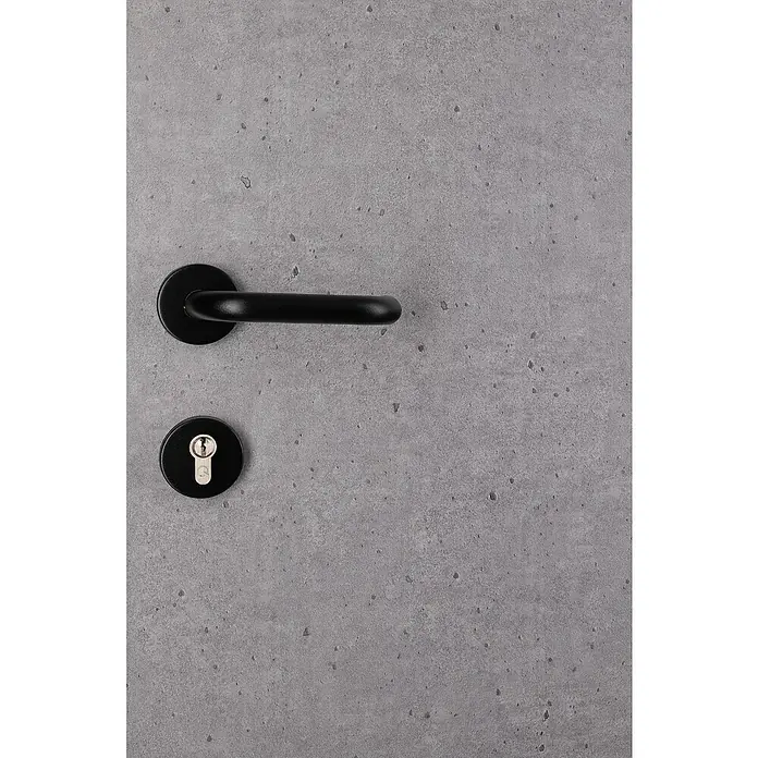 Splendoor Haustür Thermodoor PLUS SP70 Black Nature - 110 cm x 210 mm, DIN Anschlag: Rechts, Naturbeton/Tiefschwarz - Nahaufnahme einer modernen, schwarzen Türklinke und eines Schlüssellochs auf einer grauen Tür.