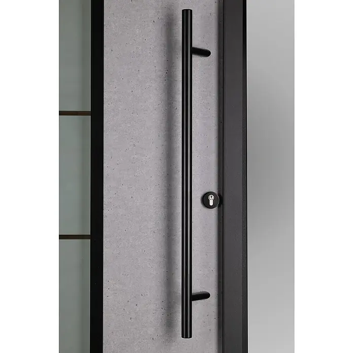 Splendoor Haustür Thermodoor PLUS SP70 Black Nature - 110 cm x 210 mm, DIN Anschlag: Rechts, Naturbeton/Tiefschwarz - Schwarzer Türgriff aus Metall an einer modernen Haustür.