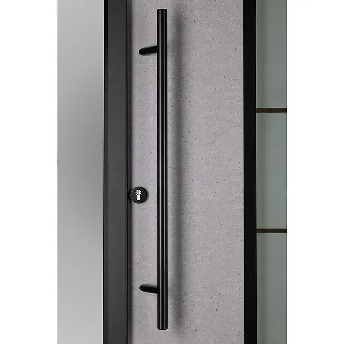 Splendoor Haustür Thermodoor PLUS SP70 Black Nature - 100 cm x 210 mm, DIN Anschlag: Links, Naturbeton/Tiefschwarz - Nahaufnahme einer modernen Tür mit langem, schwarzem Griff und Schlüsselloch auf einer grauen, strukturierten Oberfläche.