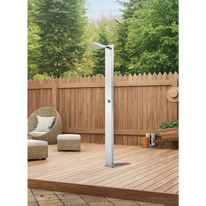 GardWell Ducha de piscina Motion - Altura: 210 cm, Acero inoxidable, Plata - Esta foto muestra una ducha exterior moderna y plateada sobre una terraza de madera con muebles de patio y una valla de madera.