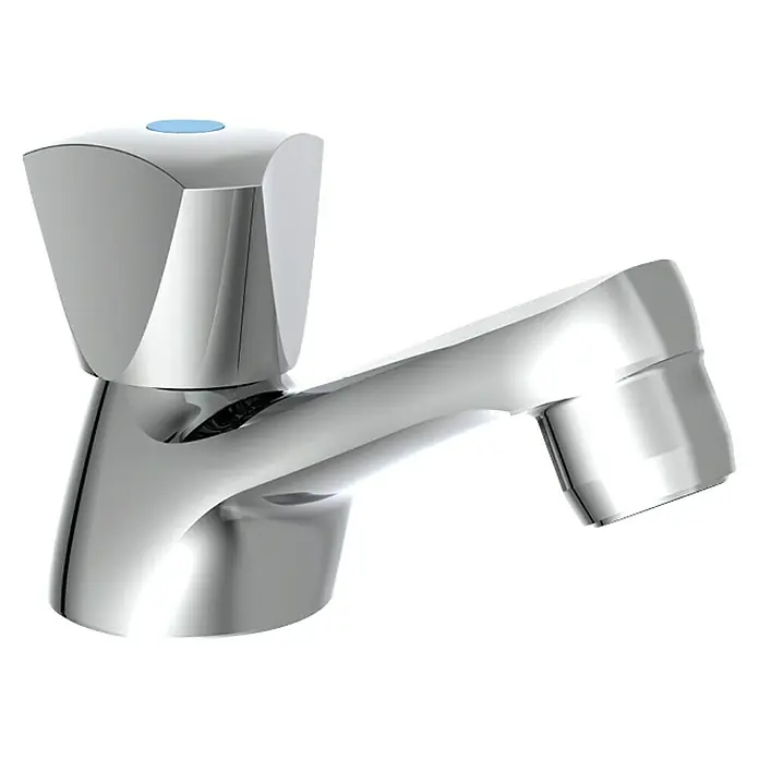 Mixomat Kaltwasser-Standventil - ½″, Verchromt - Nahaufnahme einer verchromten Armatur mit blauem Detail. Hochwertiges Design für moderne Badezimmer und Küchen.