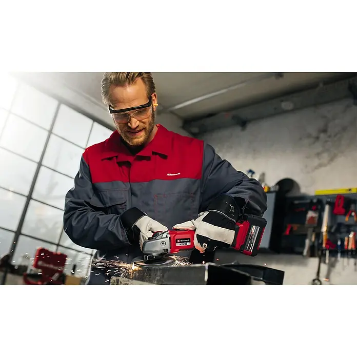 Einhell Professional Power X-Change 18V Akku-Winkelschleifer Axxio 18/125 - 18 V, Ohne Akku, Durchmesser Scheibe: 125 mm, 8.500 U/min - Ein Handwerker mit Schutzbrille beim Schleifen von Metall mit einem Einhell AXXIO Winkelschleifer.
