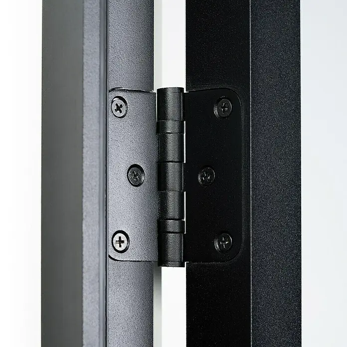 Room Plaza Loft + Mehr Drehtür-Komplettset - 1.000 x 2.130 mm, DIN Anschlag: Links, Klarglas - Nahaufnahme eines schwarzen Türscharniers mit Schrauben, das an einem Türrahmen befestigt ist.