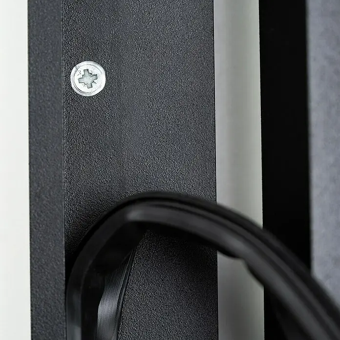 Room Plaza Loft + Mehr Drehtür-Komplettset - 1.000 x 2.130 mm, DIN Anschlag: Links, Klarglas - Nahaufnahme eines schwarzen Türgriffs mit einer silbernen Schraube, die das Detail und die Textur des Designs hervorhebt.