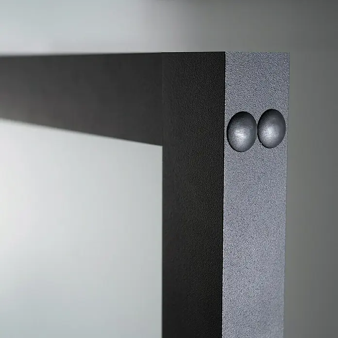 Room Plaza Loft + Mehr Drehtür-Komplettset - 1.000 x 2.130 mm, DIN Anschlag: Links, Klarglas - Nahaufnahme eines stilvollen, mattschwarzen Möbelstücks, dessen Eckverbindungen durch runde, dekorative Beschläge akzentuiert werden.