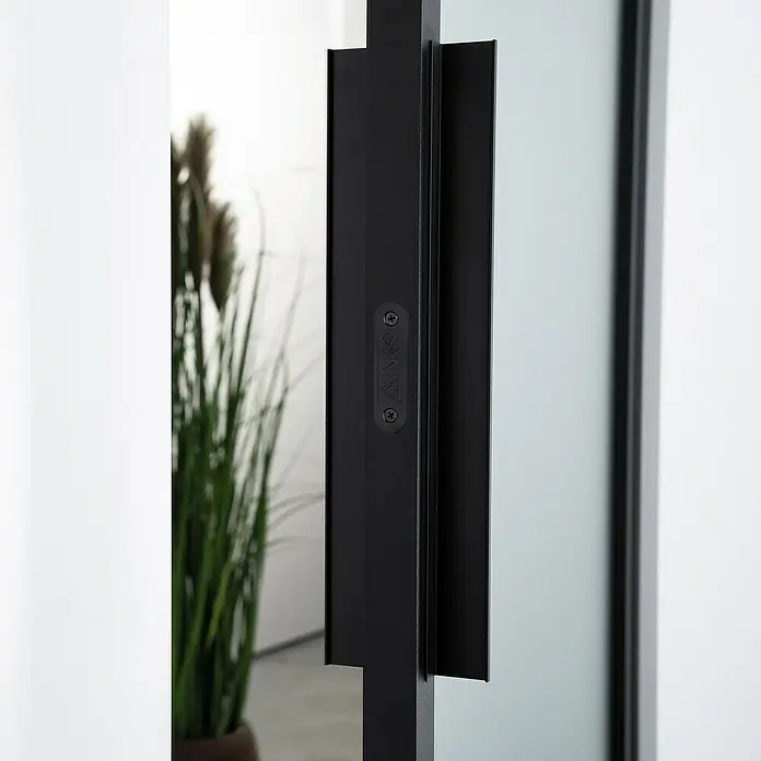 Room Plaza Loft + Mehr Drehtür-Komplettset - 1.000 x 2.130 mm, DIN Anschlag: Links, Klarglas - Nahaufnahme eines eleganten schwarzen Türgriffs, der modernes Design und Funktionalität vereint.