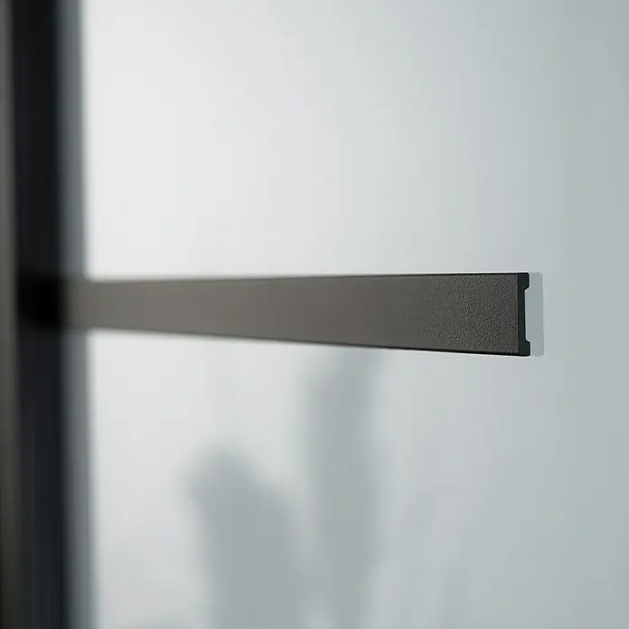 Room Plaza Loft + Mehr Klebesprosse - Schwarz matt, 1.000 x 20 x 3 mm - Nahaufnahme einer schwarzen Handtuchstange an einer Wand, die ein modernes und minimalistisches Design aufweist.\n