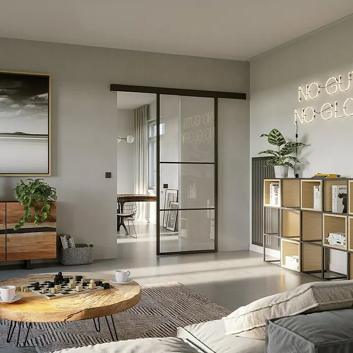 Room Plaza Loft + Mehr Klebesprosse - Schwarz matt, 1.000 x 20 x 3 mm - Zeitgenössischer Wohnraum mit einer eleganten Glasschiebetür mit schwarzem Rahmen, die den Raum aufwertet und Licht hereinlässt.