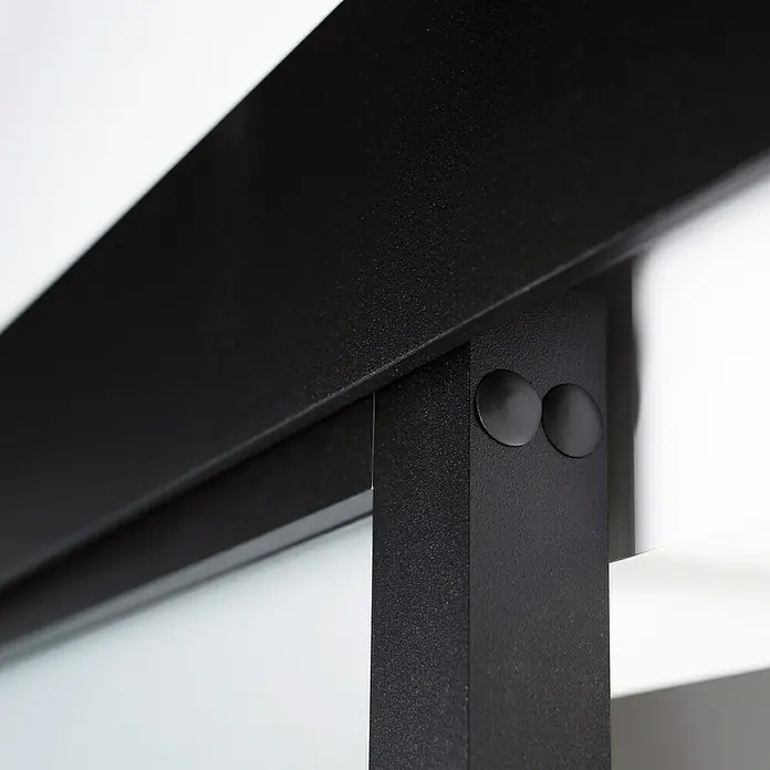 Room Plaza Loft + Mehr Schiebetür-Komplettset - 940 x 2.060 mm, Satiniertes Glas - Nahaufnahme eines schwarzen Metallregals mit runden Befestigungselementen, das modernes Design und Funktionalität vereint.