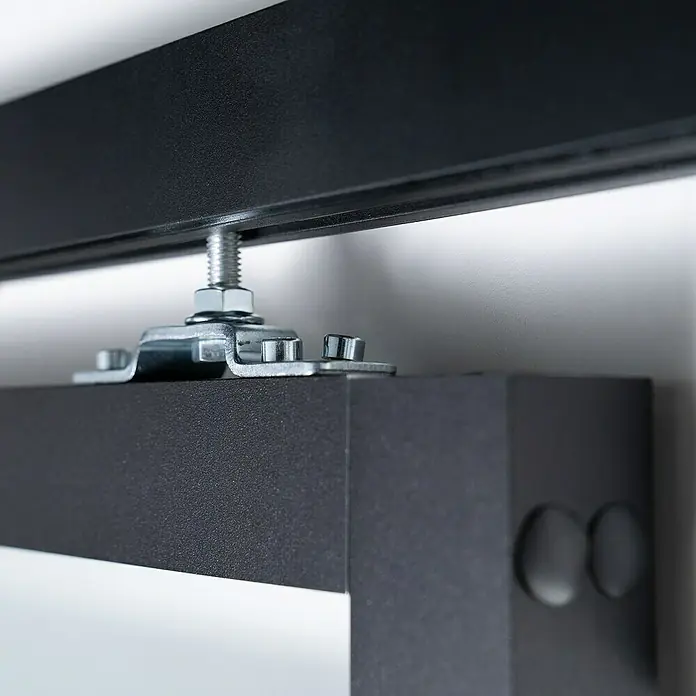 Room Plaza Loft + Mehr Schiebetür-Komplettset - 940 x 2.060 mm, Satiniertes Glas - Nahaufnahme einer schwarzen Regalhalterung mit silberfarbener Schraube zur Befestigung an der Wand.