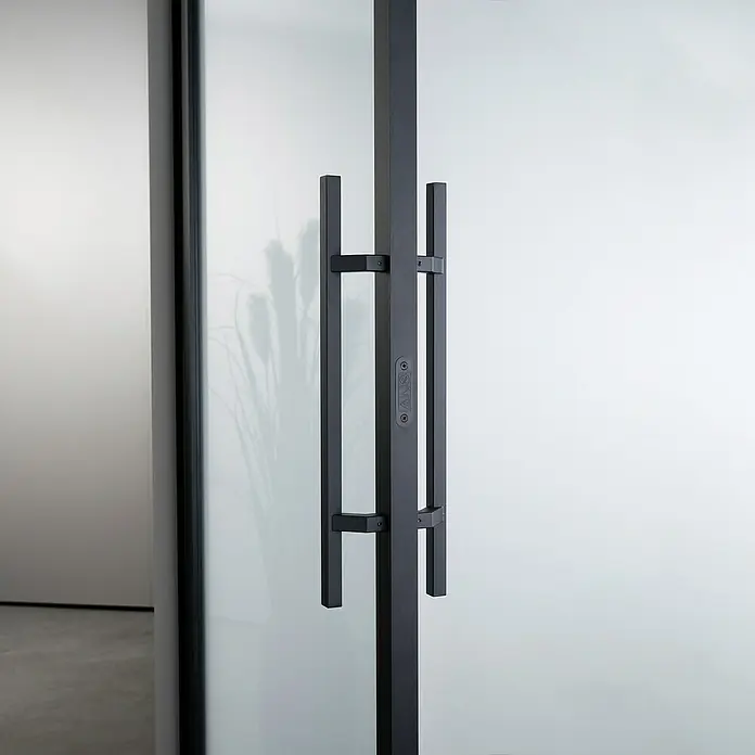 Room Plaza Loft + Mehr Stoßgriff-Set - Schwarz matt, 500 x 40 mm, Eckig - Elegante Tür mit schwarzem Griff. Das Design ist modern und minimalistisch, ideal für stilvolle Innenräume mit einer Höhe von 115-130 Zeichen.