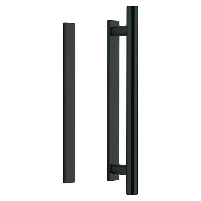 Room Plaza Loft + Mehr Griffstange / Griffleiste - Schwarz matt, 400 x 25 mm, Rund - Mattschwarze Türgriffe, einer flach rechteckig, der andere U-förmig auf einer Platte.
