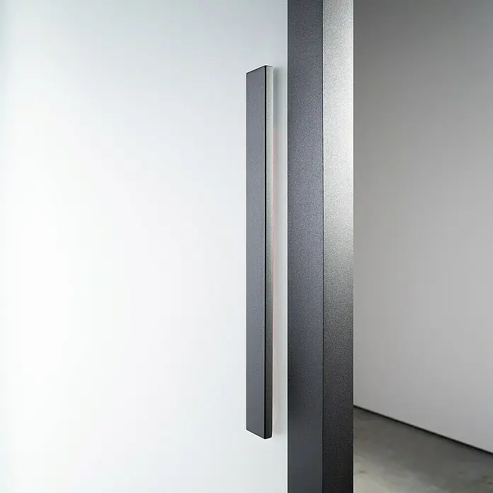 Room Plaza Loft + Mehr Griffstange / Griffleiste - Schwarz matt, 400 x 25 mm, Rund - Schlanker, rechteckiger Türgriff in Anthrazitgrau, minimalistisches Design. Ideal für moderne Innenräume und stilvolle Akzente an Türen.