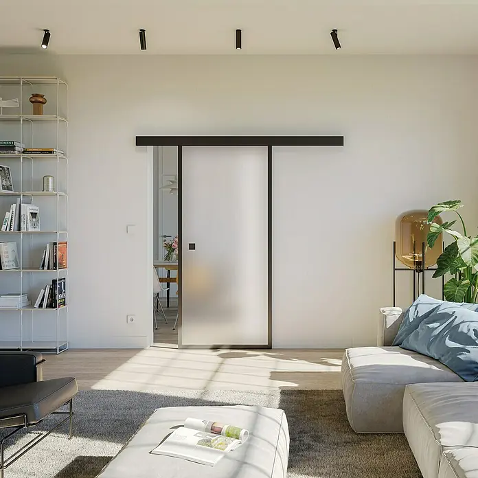Room Plaza Loft + Mehr Schiebetür-Komplettset - 940 x 2.060 mm, Satiniertes Glas - Wohnraum mit Glasschiebetür. Die moderne Schiebetür aus Glas mit dunklem Rahmen trennt stilvoll und lichtdurchlässig zwei Bereiche.