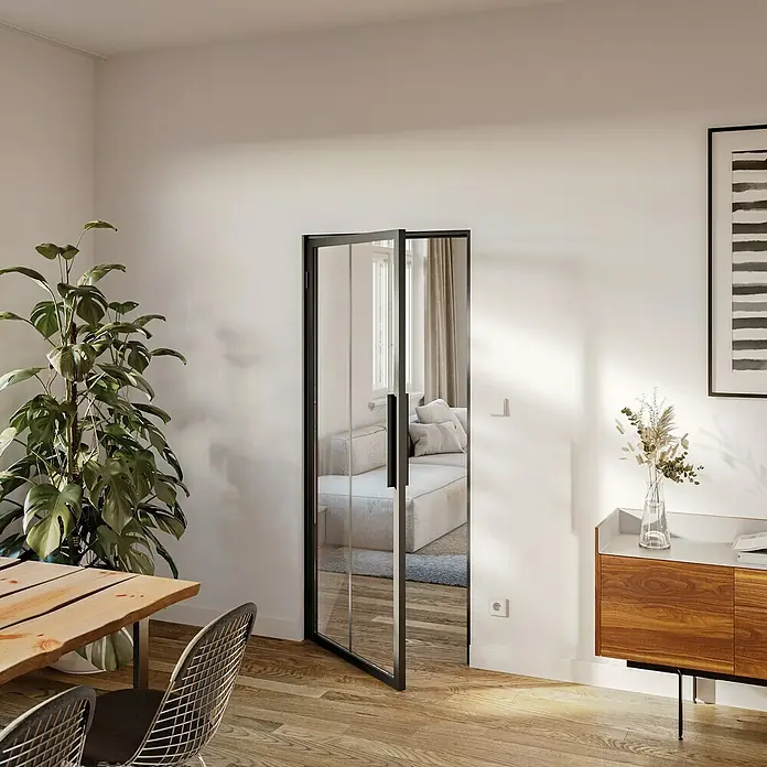Room Plaza Loft + Mehr Klebesprosse - Schwarz matt, 2.400 x 20 x 3 mm - Elegante, rahmenlose Drehtür aus Glas mit schlanken schwarzen Beschlägen, die ein modernes und offenes Raumgefühl vermittelt.