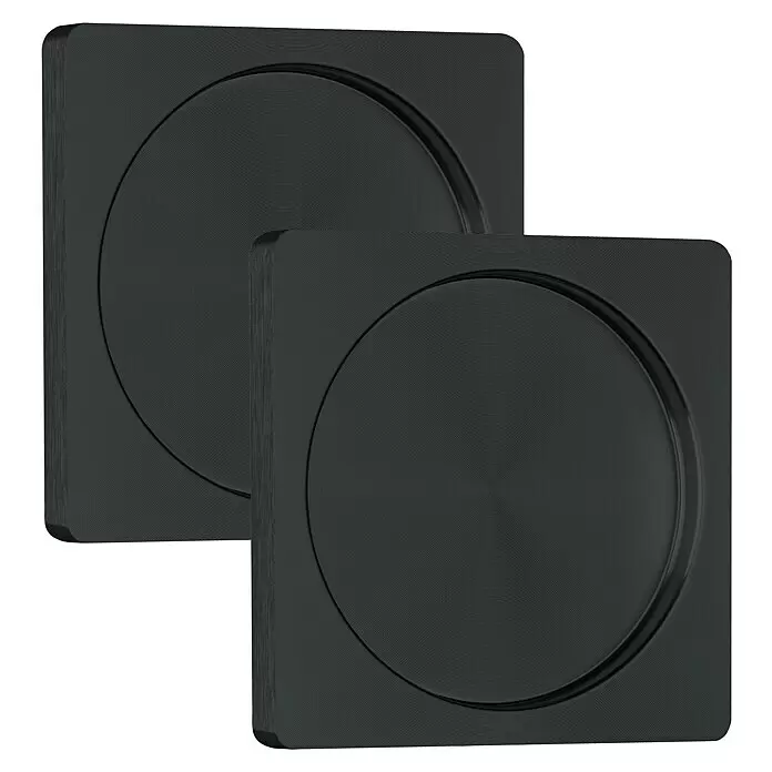 Room Plaza Loft + Mehr Griffmuschel-Set - Schwarz matt, Eckig - Zwei dunkelgraue quadratische Objekte mit konzentrischen Kreisrillen und einer texturierten Oberfläche.