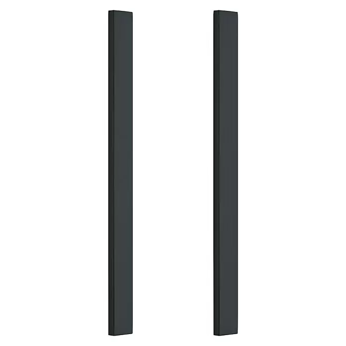 Room Plaza Loft + Mehr Griffleisten-Set - Schwarz matt, 350 x 30 mm, Rund - Zwei dunkelgraue, vertikale rechteckige Pfosten, die einen leeren Raum flankieren.