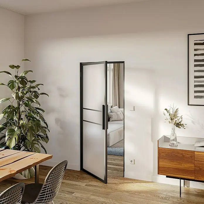 Room Plaza Loft + Mehr Klebesprosse - Schwarz matt, 1.000 x 20 x 3 mm - Ein modernes Interieur mit einer eleganten, schwarz gerahmten Glastür, die den Blick in ein helles Wohnzimmer freigibt.