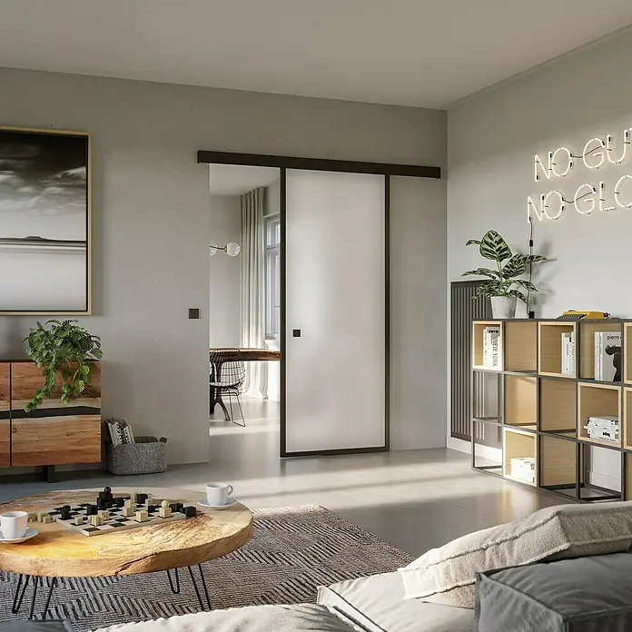 Room Plaza Loft + Mehr Schiebetür-Komplettset - 940 x 2.060 mm, Satiniertes Glas - Modernes Interieur mit einer eleganten Schiebetür, die den Raum teilt und gleichzeitig Licht durchlässt. Das Design ist minimalistisch und stilvoll.