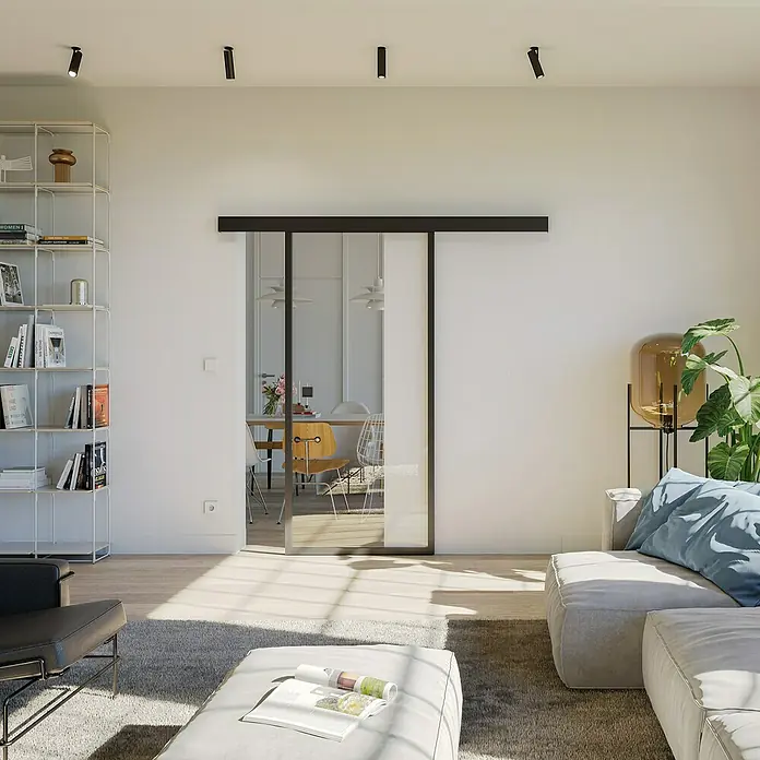 Room Plaza Loft + Mehr Schiebetür-Komplettset - 940 x 2.060 mm, Klarglas - Helles Wohnzimmer mit minimalistischem Design, das eine Schiebetür aus Glas und einen modernen, grauen Teppich hervorhebt.