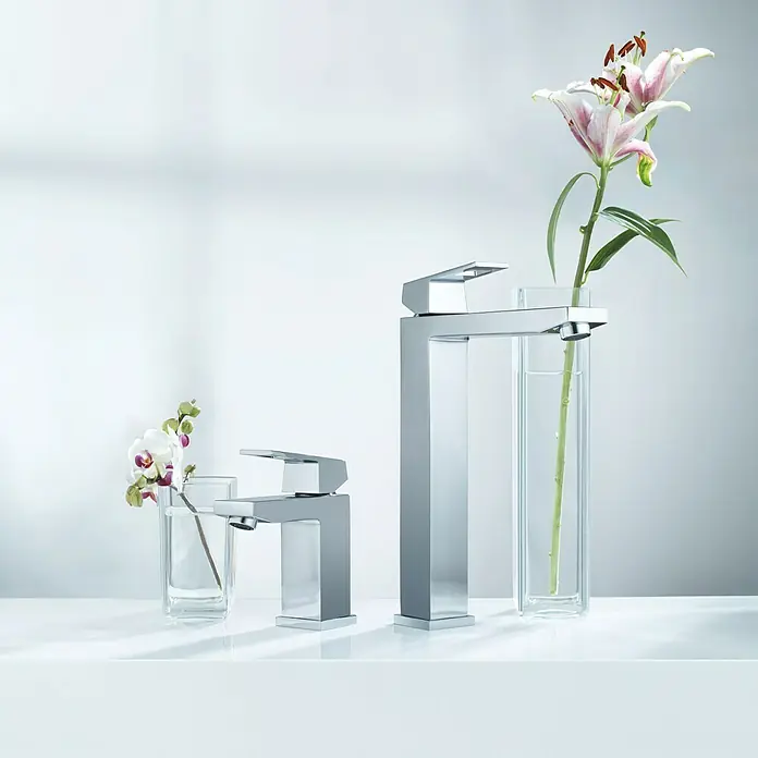 Grohe Eurocube Waschtischarmatur XL-Size - Chrom, Glänzend - Elegante Chromarmaturen neben Vasen mit Blumen. Die modernen Armaturen sind ein Blickfang im Badezimmer und überzeugen durch Design.