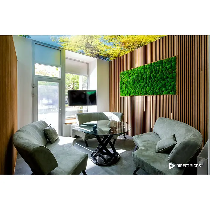 Direct Signs Lichtleiste CCT für Akustikpaneele - Länge: 101,5 cm, Lichtfarbe: Mehrfarbig, 12 W, 24 V - Empfangsbereich mit grünem Moos-Wandbild, eleganten grauen Sofas und einem stilvollen Glastisch, der eine moderne und natürliche Atmosphäre schafft.