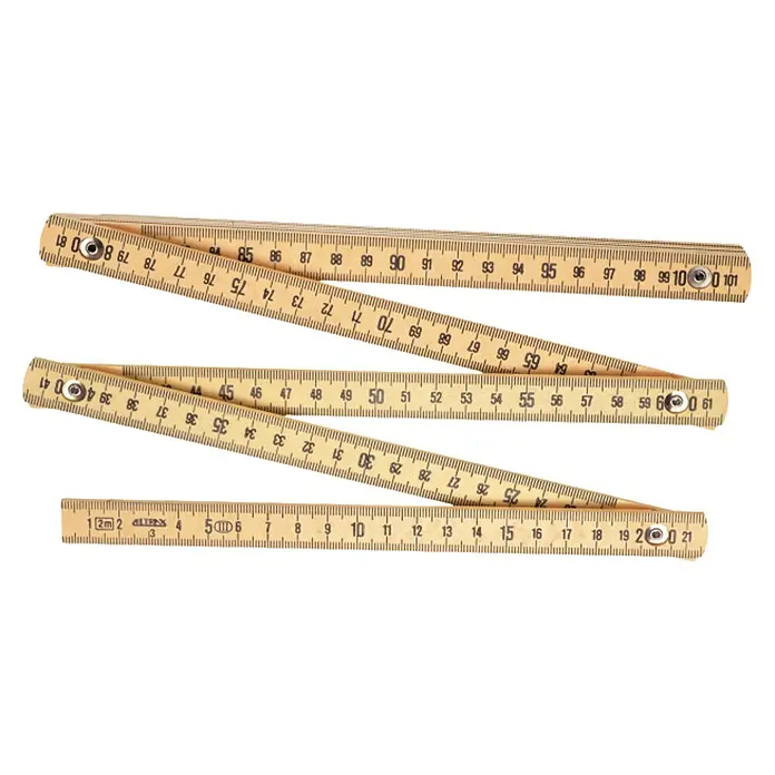 Connex Regla plegable - Largo: 2 m, Amarillo - Imagen de una regla plegable colocada sobre un fondo negro. La regla muestra valores de medición de 1 a 101 cm.