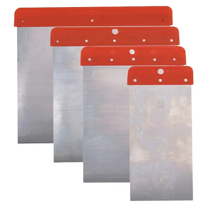 Connex Set de espátulas japonesas - 4 pzs. - Juego de cuatro espátulas con mangos rojos de diferentes tamaños, ideales para trabajos de pintura.