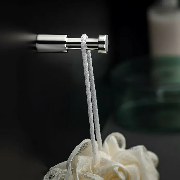 Cosmic Enkel Toallero de gancho - Cromo - Un gancho de pared cromado con una esponja de baño colgando, ideal para baños y duchas.