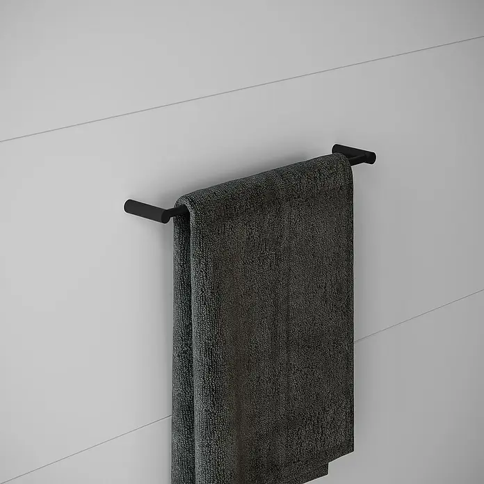 Cosmic Enkel Toallero de barra - 40 cm, Negro - Un baño moderno con un toallero negro y una elegante toalla gris.