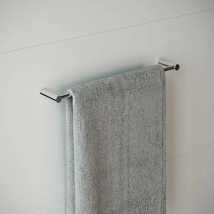 Cosmic Enkel Toallero de barra - 40 cm, Cromo - Toallero con una toalla gris sobre una pared blanca. El toallero es de cromo brillante y la toalla es suave y esponjosa.