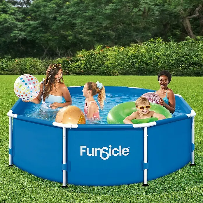 Funsicle Frame-Pool Activity - Ø x H: 244 x 76 cm, Blau, 3.032 l - Spaß im Planschbecken: Familie genießt den Sommer in einem blauen FunSicle-Pool mit weißem Rahmen im Garten.