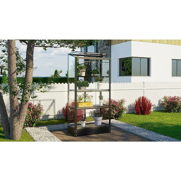 Gewächshaus-Einlegeboden für Balkongewächshaus - 80,5 x 11 x 6,5 cm, Dunkelgrau/Schwarz - Ein Glas-Gewächshaus mit mehreren Regalen steht auf einer Terrasse, gefüllt mit verschiedenen Topfpflanzen.