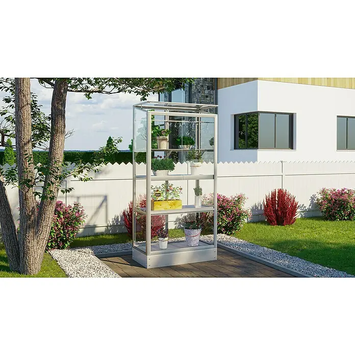 Gewächshaus-Einlegeboden für Balkongewächshaus - 80,5 x 11 x 6,5 cm, Alu eloxiert - Das Bild zeigt ein Mini-Gewächshaus mit Pflanzen auf mehreren Regalen im Freien. Es ist umgeben von einem gepflegten Garten mit Büschen und einem Zaun.