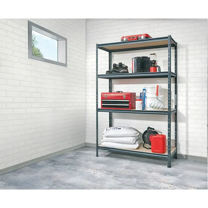AR Shelving Schwerlastregal Rivet Z - H x B x T: 180 x 100 x 50 cm, Traglast pro Boden: 300 kg, Anzahl Böden: 4 Stk., Stecken, Schwarz - Abbildung eines robusten Metallregals mit vier Ablagen, beladen mit Werkzeugen und Zubehör, vor einer weißen Ziegelwand.