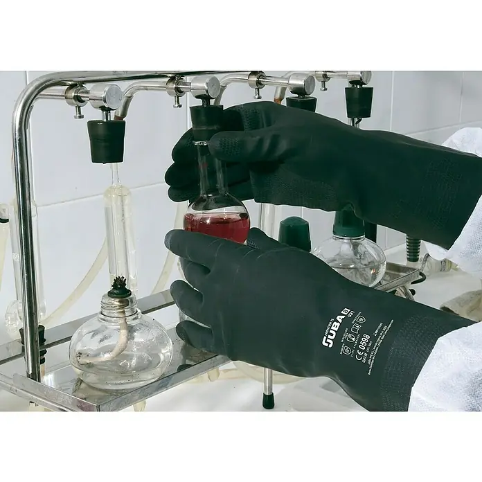Juba Guantes de trabajo 921 - Talla del guante: 9, Negro, 2 ud. - Una imagen muestra manos con guantes negros Juba manipulando un montaje de laboratorio científico con líquidos, sugiriendo investigación.