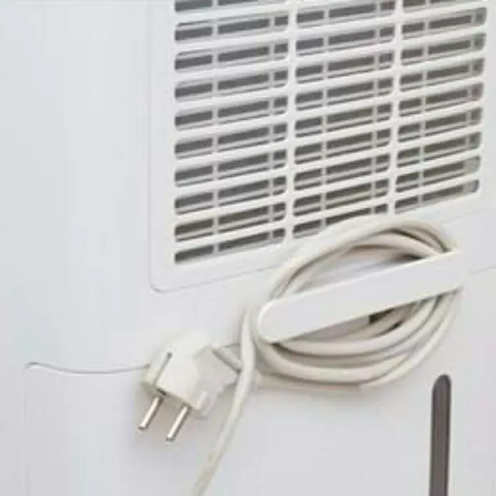 Qlima Deshumidificador eléctrico con ionizador D 610 - Potencia de deshumidificación: 10 l/día, L x An x Al: 190 x 290 x 478 mm, Blanco - Detalle de un deshumidificador con el cable de alimentación enrollado y el enchufe, mostrando su diseño de almacenamiento práctico.